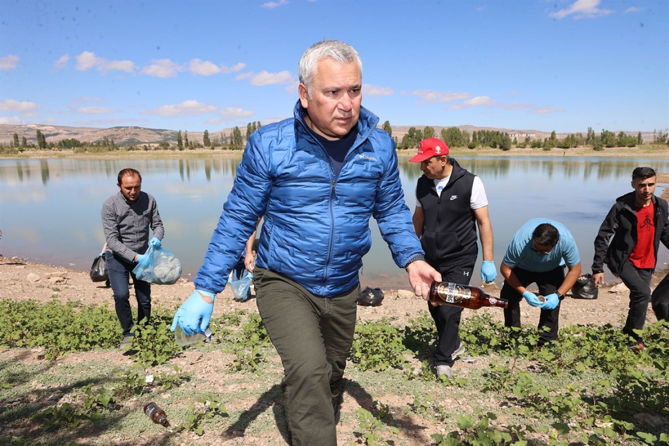 Göletin çevresindeki çöpleri topladı;