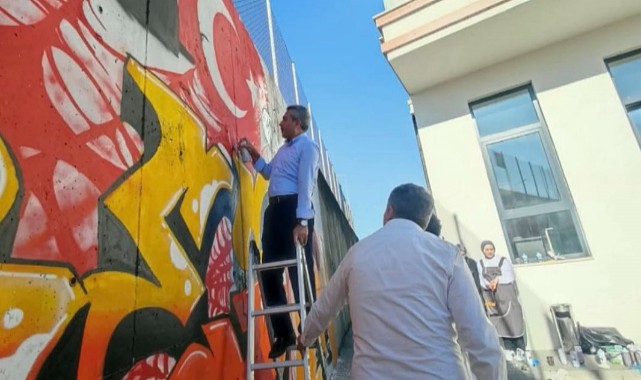 Rize Valisi duvarlara grafiti yaptı