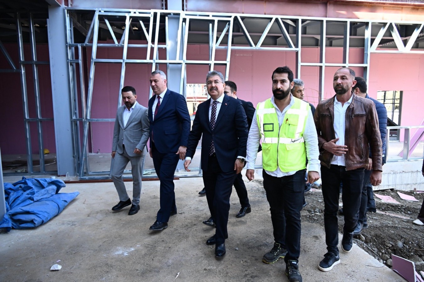 Vali Yılmaz, geciken okul inşaatı için net konuştu: