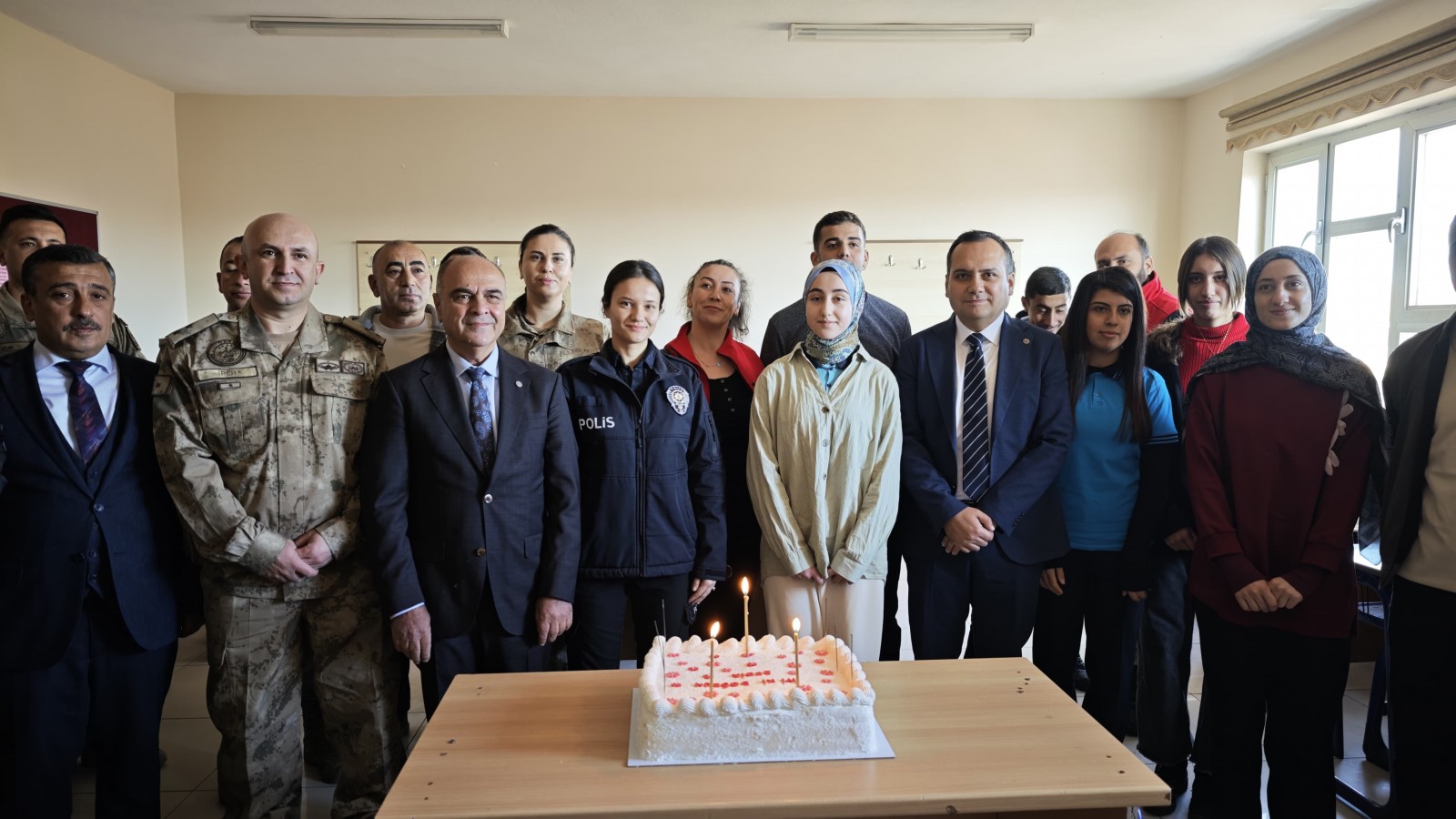 Kaymakam Çakır'dan şehit kızına doğum günü sürprizi