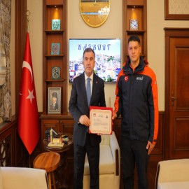 Alevlerden 5 kişiyi kurtaran personele başarı belgesi