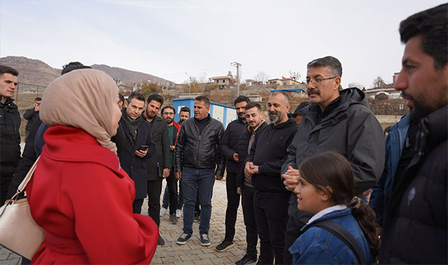 Vali Ali Çelik Derecik’te gençlerle buluştu: Başarılarınız Hakkâri’nin gururu olacak;