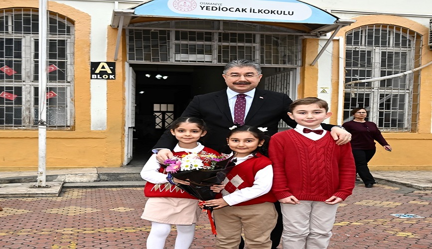 Mektup yazarak kendisini davet eden öğrencileri kırmadı;