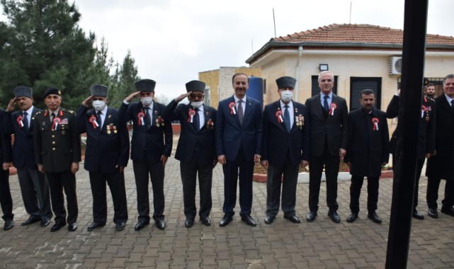 Urfa'da şehitliklere çelenk ve karanfil