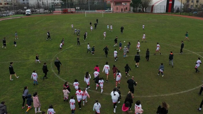 Depremzede 100 çocuk, Bartınspor’la maç yaptı;