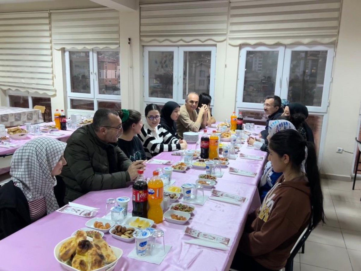 Yurtta kalan öğrencilerle iftarda buluştu