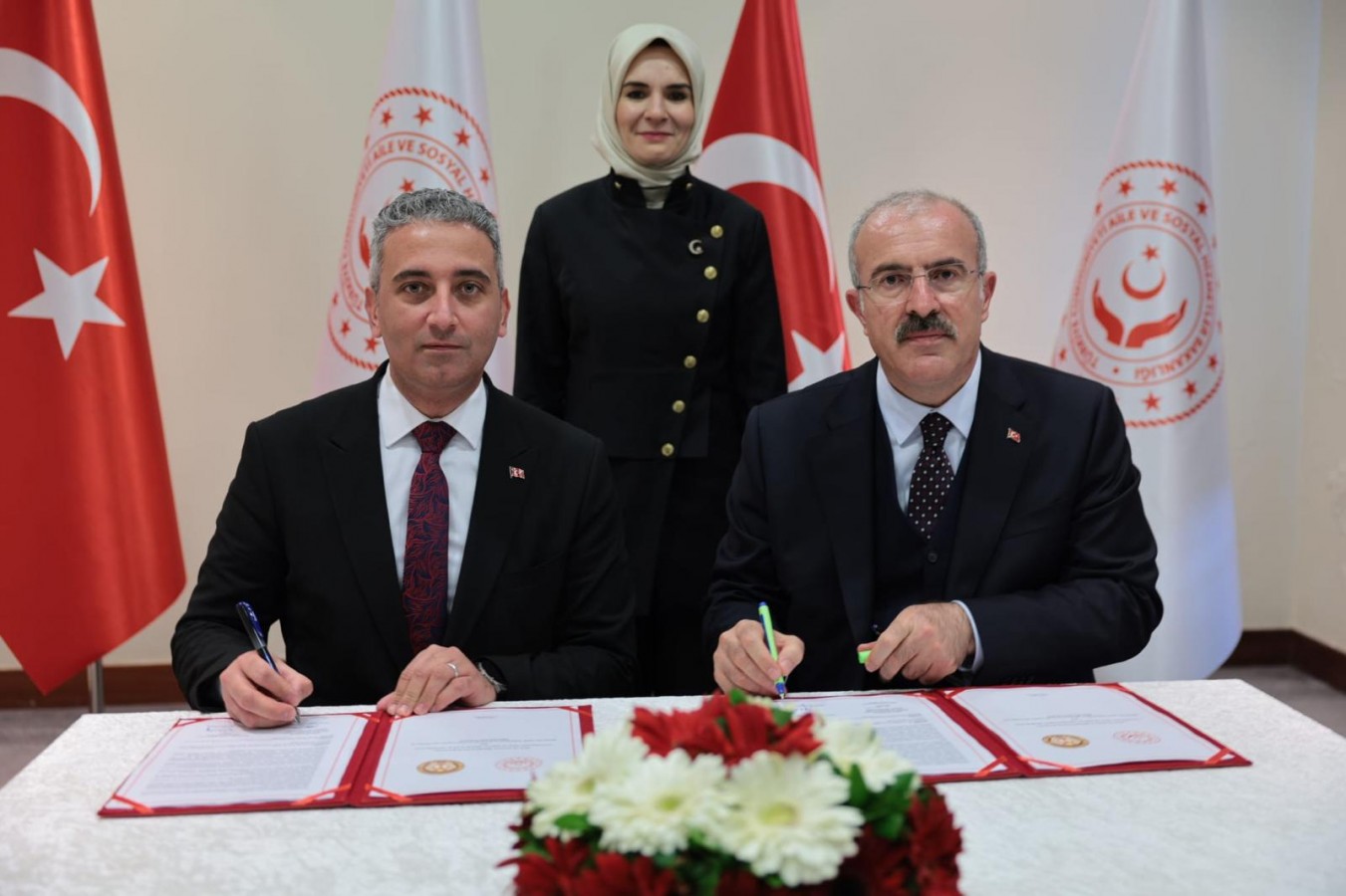 Bakan Göktaş ve Vali Toraman’dan çocuklar için imza