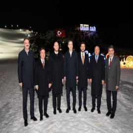 Bakan Bayraktar kış turizminin merkezini inceledi