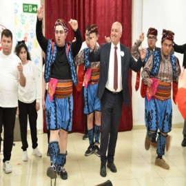 Kaymakam Kılıç, otizmli çocuklarla şarkı söyledi: Otizmin farkındayız, onların yanındayız!