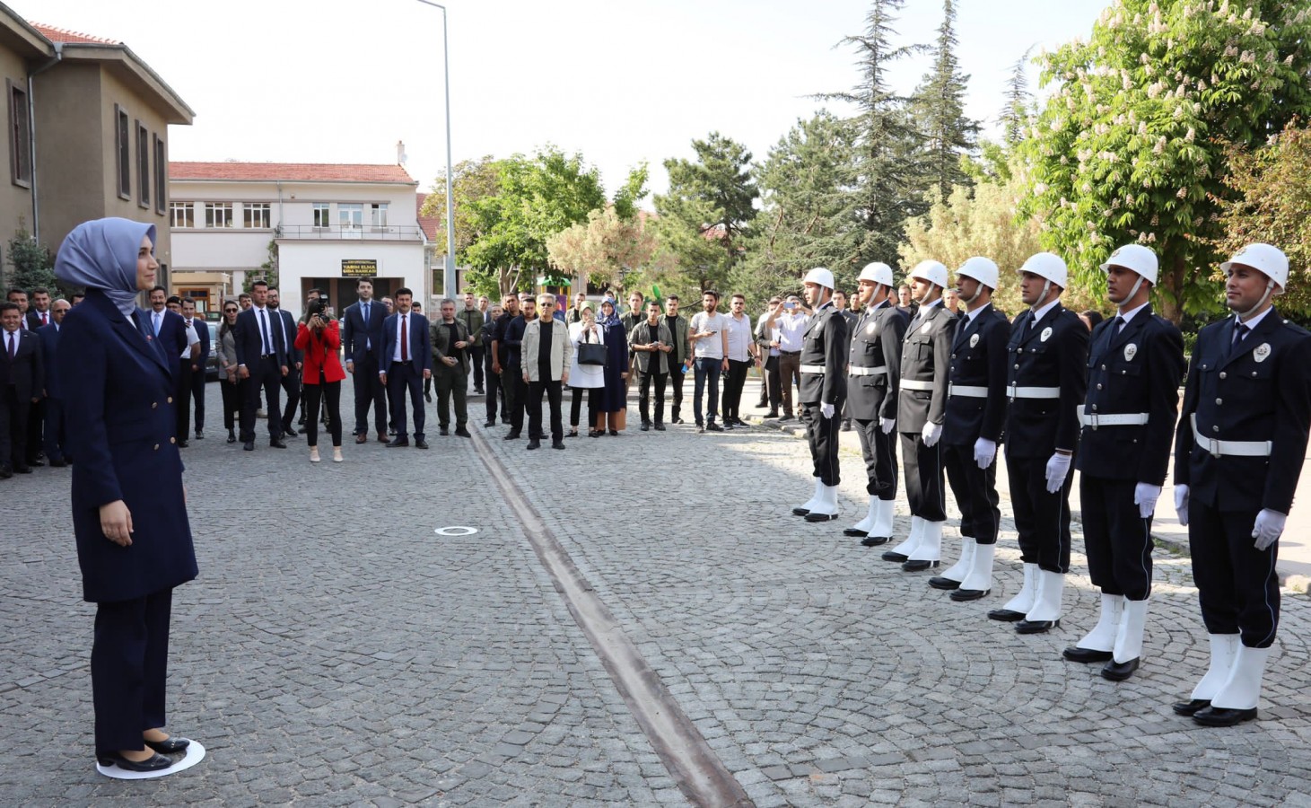 İlk başörtülü Vali Yiğitbaşı: Daha parlak bir gelecek için çalışacağım;