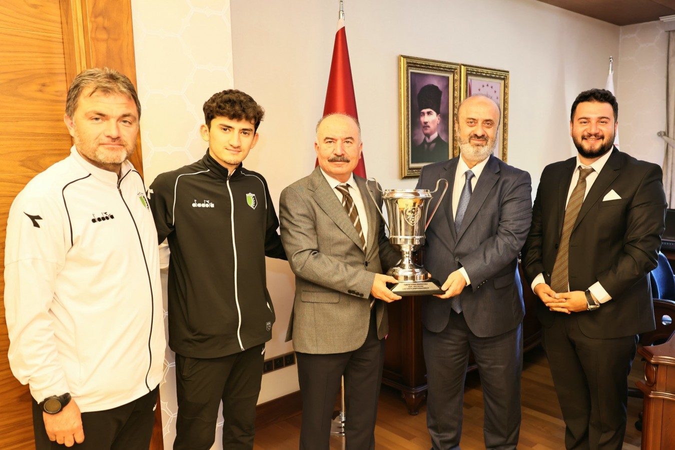"Sporun her alanında gençlerin yanında olmaya devam edeceğiz";