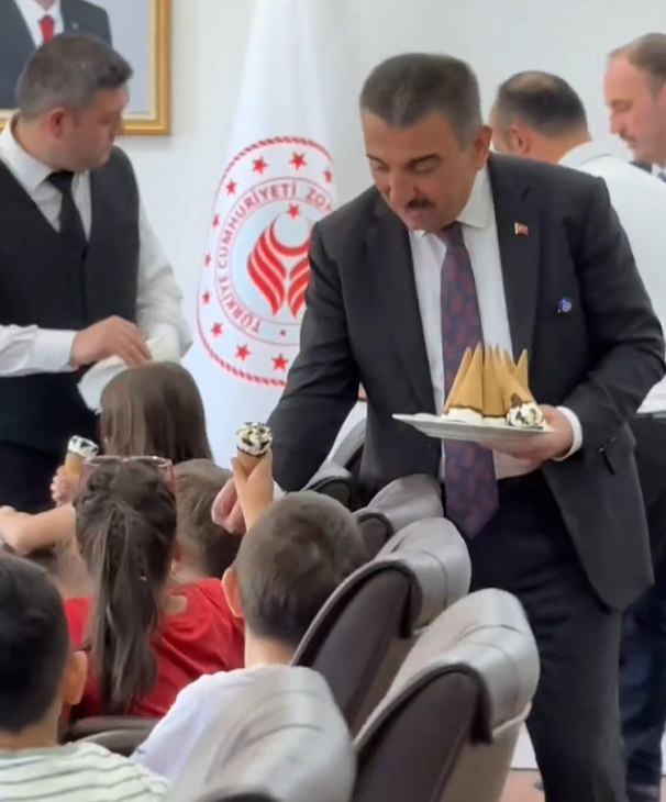 Valilik makamında tatlı bir buluşma: Valiyle dondurma yeme hayalleri gerçek oldu;