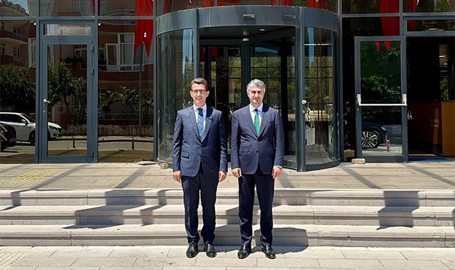Bakan Yardımcısı Tarıkdaroğlu, Kaymakam Kaptanoğlu'nu ziyaret etti;