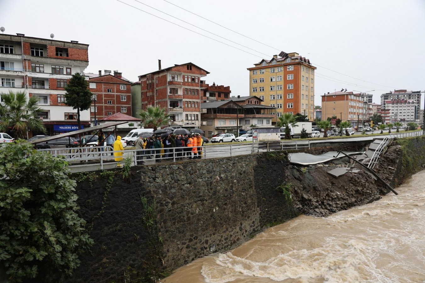 Artvin'de sel felaketi: Yol çöktü;