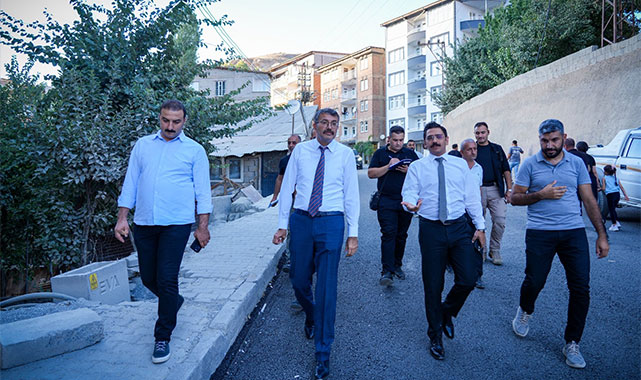 Yol çalışmalarını inceleyen Vali Çelik, vatandaşların taleplerini dinledi;