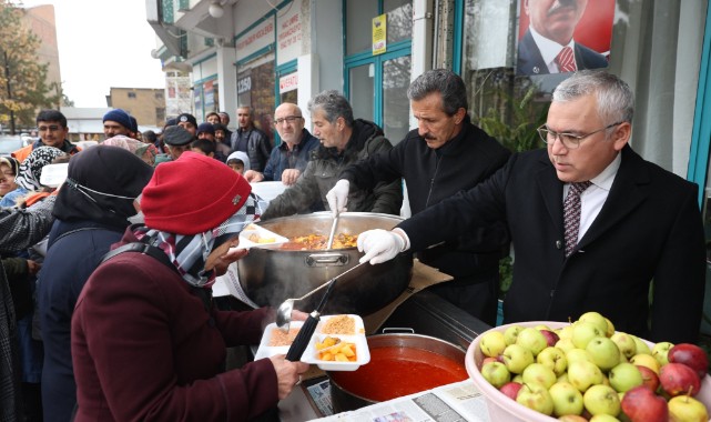 Cuma çıkışı sıcak yemek dağıttı