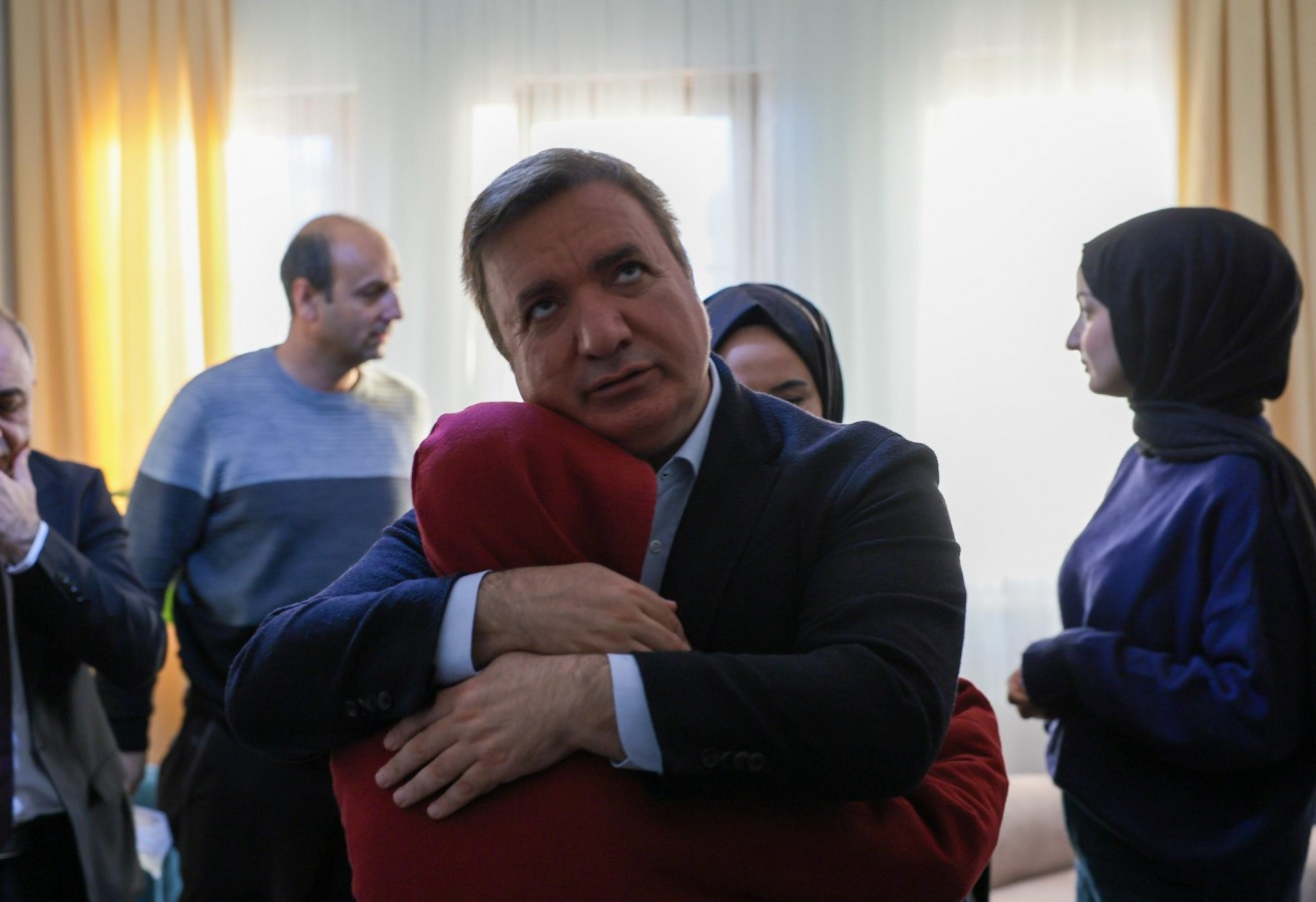 Vali Aydoğdu, zor günler geçiren aileleri yalnız bırakmadı