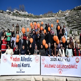 Kadına şiddete karşı balonlar gökyüzüne bırakıldı