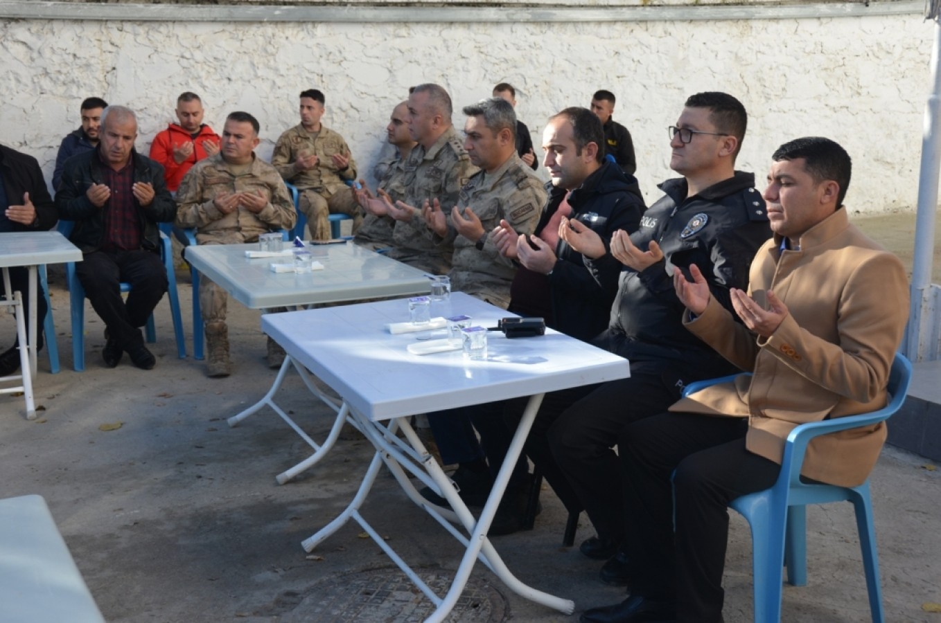 Şehit polis için emniyetin bahçesinde mevlit;