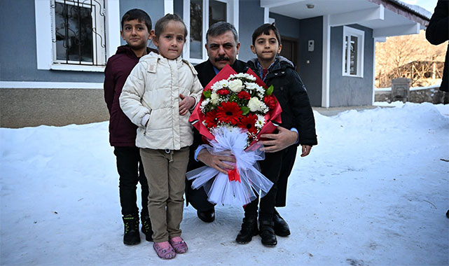 Tortumlu öğrencilerden valiye çiçekli karşılama!;