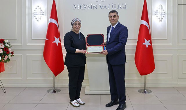 Vali Toros ilk başarı belgesini hemşire Gönül Danacı'ya verdi