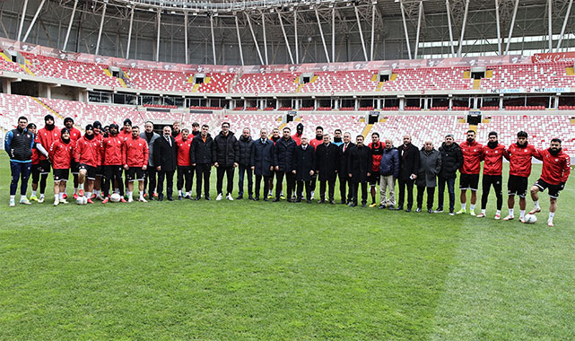 Vali Şimşek'ten taraftarlara çağrı: Boş tribünler Sivasspor'a yakışmıyor!;