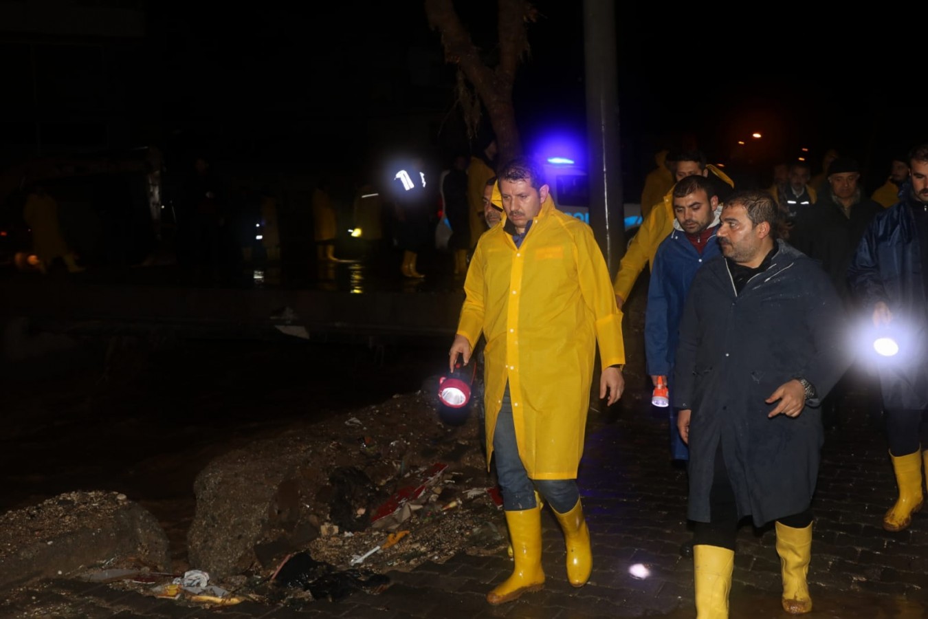 Gece boyunca sahadaydı;