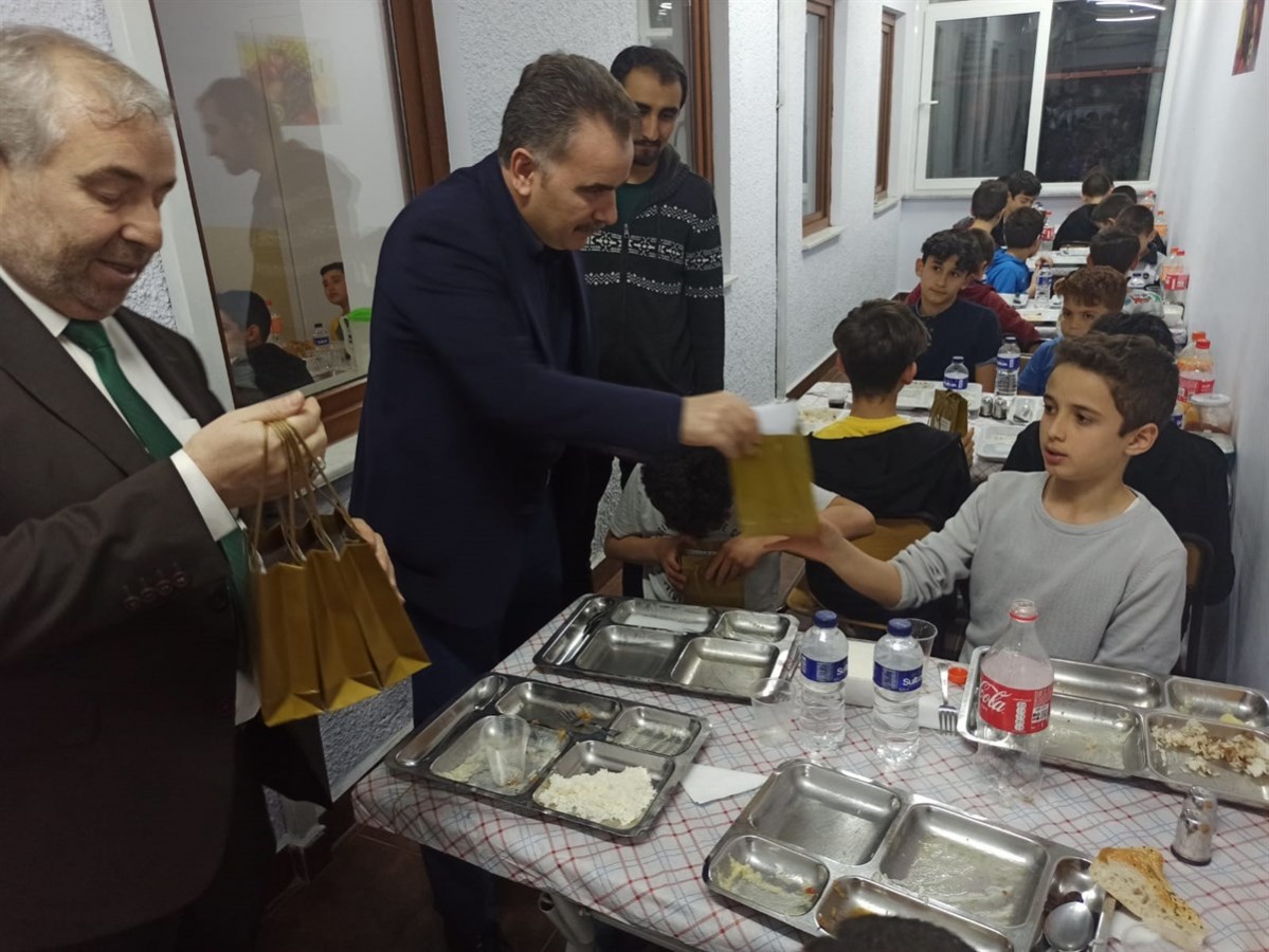 Küçük hafız adaylarıyla iftar