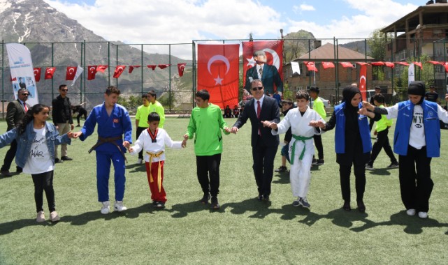 Hakkari Valisi 19 Mayıs kutlamalarında halay çekti, bilek güreşi yaptı