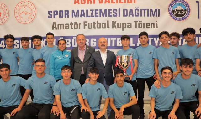 Ağrı Valisi Osman Varol, Düzenlenen Spor Malzemeleri Dağıtımı ve Amatör Futbol Kupa Törenine Katılım Sağladı.