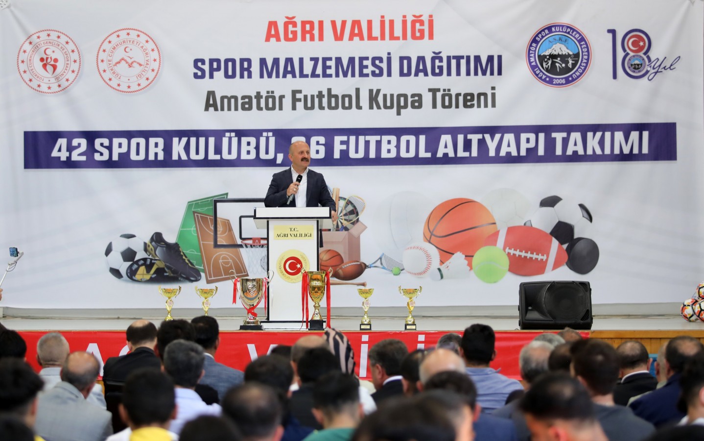 Ağrı Valisi Osman Varol, Düzenlenen Spor Malzemeleri Dağıtımı ve Amatör Futbol Kupa Törenine Katılım Sağladı.