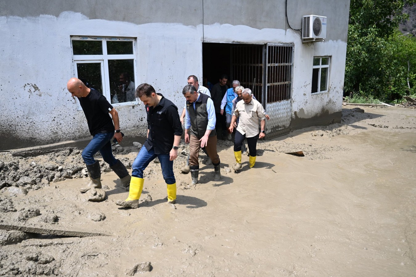 Erzurum'da sel bir mahalleyi yıktı geçti!