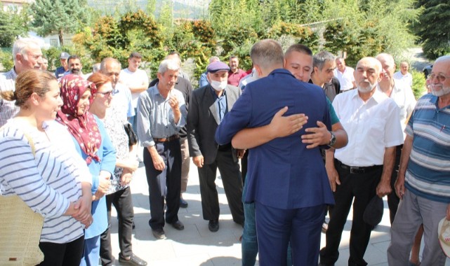 Tek tek vedalaştı