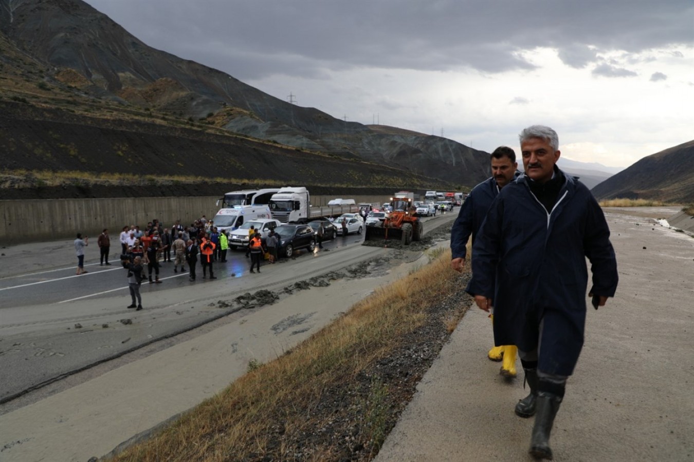 Erzincan-Sivas karayolunda heyelan