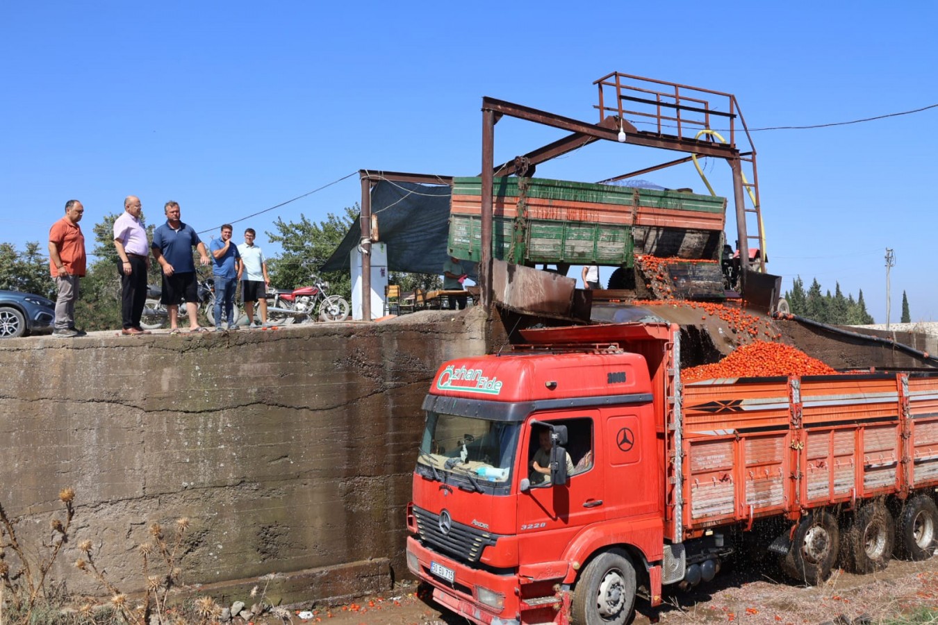 Kaymakam, üreticiden alınan domates fiyatlarına sitem etti