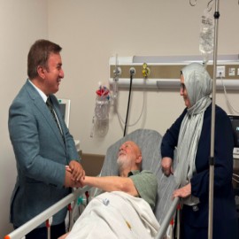 Vali Aydoğdu, usta yazar Mustafa Kutlu’yu hastanede yalnız bırakmadı