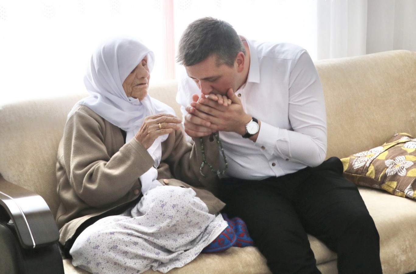 104 yaşındaki Cemile teyzenin hayır duasını aldı;