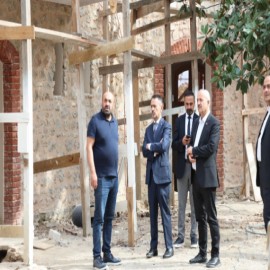 Vali Aktaş, tarihi mekanları hem gezdi hem denetledi