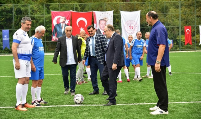 Yenilenen futbol sahasının açılışında il müdürleri maç yaptı