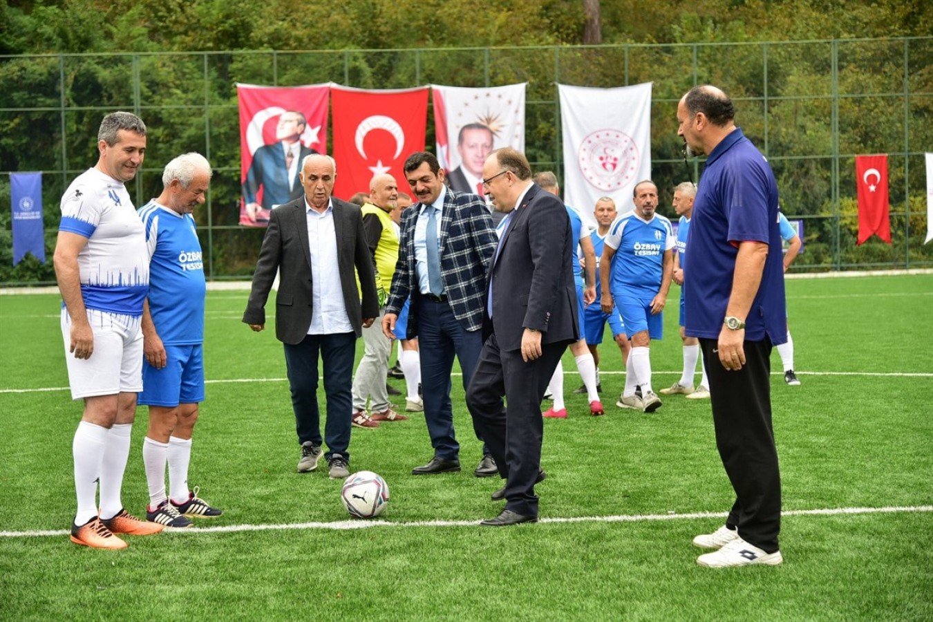 Yenilenen futbol sahasının açılışında il müdürleri maç yaptı;