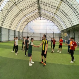 Gençlerle halı sahada buluştu