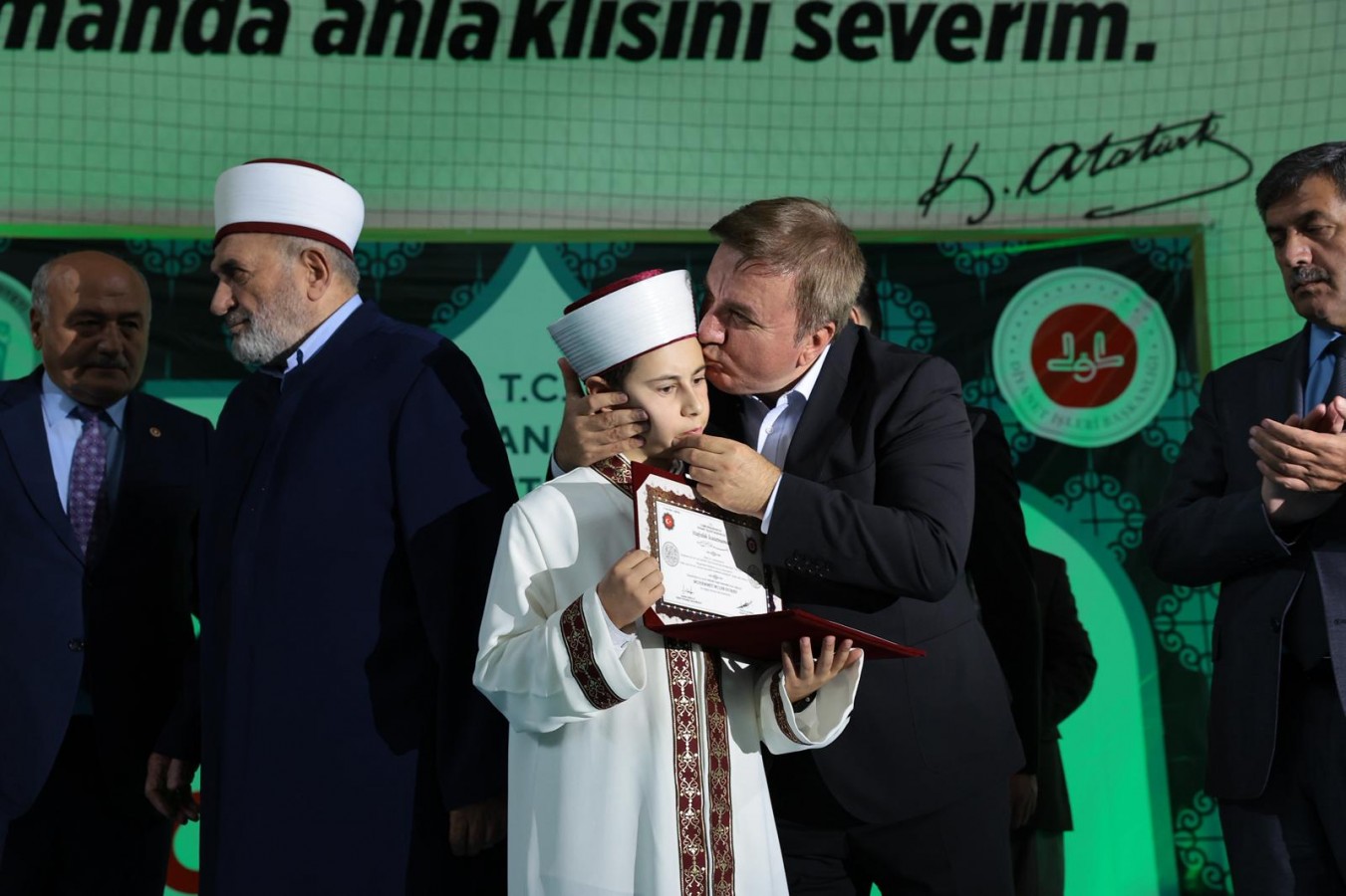 "Dilinizi ayet süslerse, gözünüzde haya, kalbinizde rahmet olur"