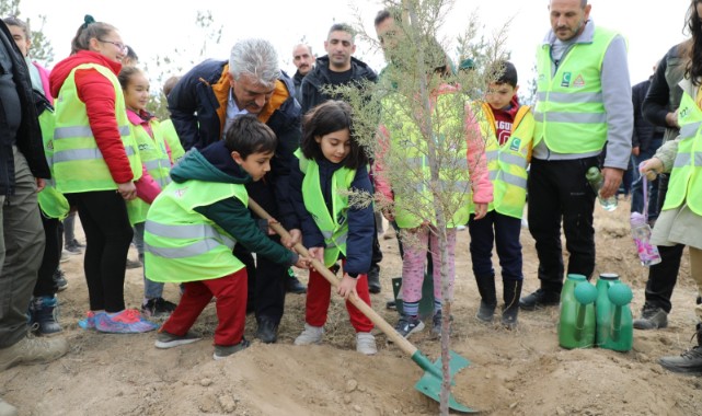 Fidan dikme heyecanını çocuklarla paylaştı