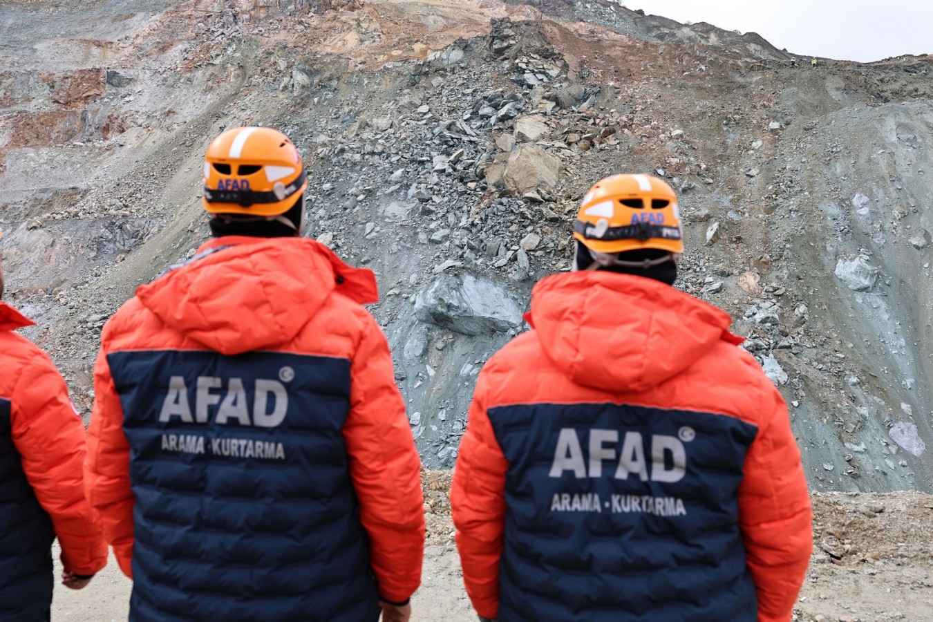 Göçük altında kalan şantiye müdürü aranıyor;