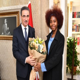 Ekvator Ginesi öğrencisi Vali Baruş’a türkü söyledi