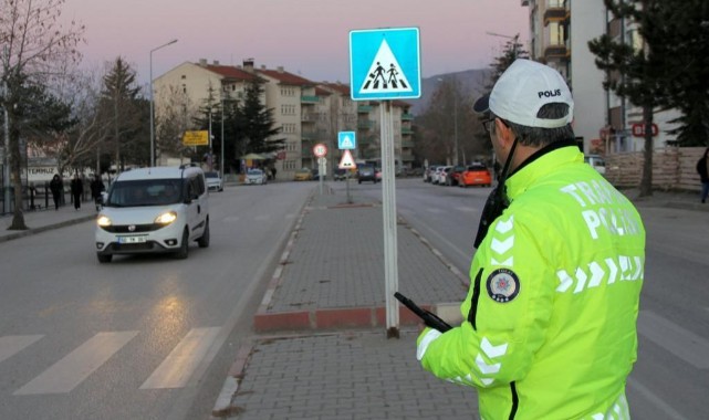 Okul çevreleri ve servis araçlarına son gün denetimi