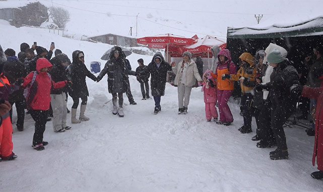 Petranboard Festivali'nden renkli görüntüler: Tipinin altında horon oynayarak ısındılar!;