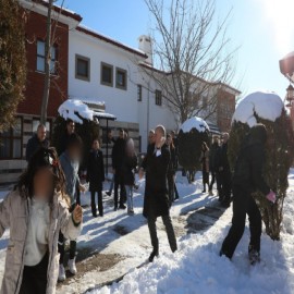 Vali Hatipoğlu, devlet koruması altındaki çocuklarla kartopu oynadı