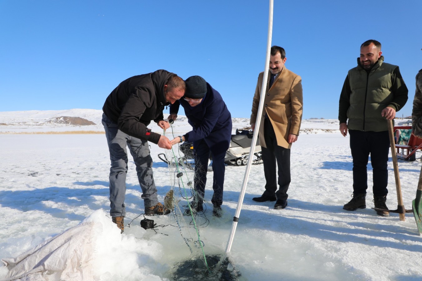 Buzla kaplı gölde Eskimo usulü balık tuttu;