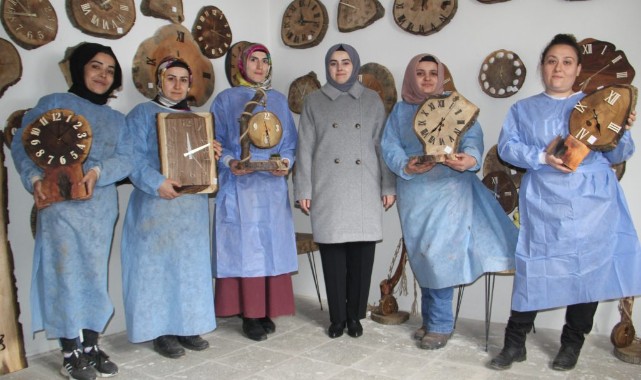 'Güçlü kadınlar' ürettikleri saatleri satıp aile bütçesine katkı sağlıyor